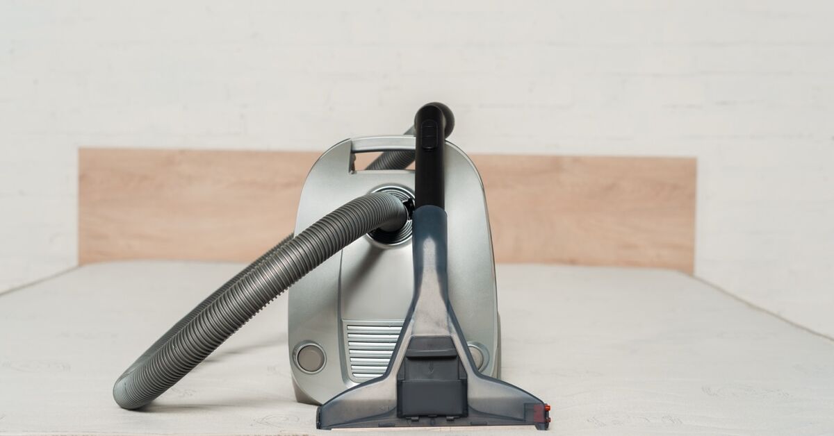 Vacuum attachment for deep fabric cleaning