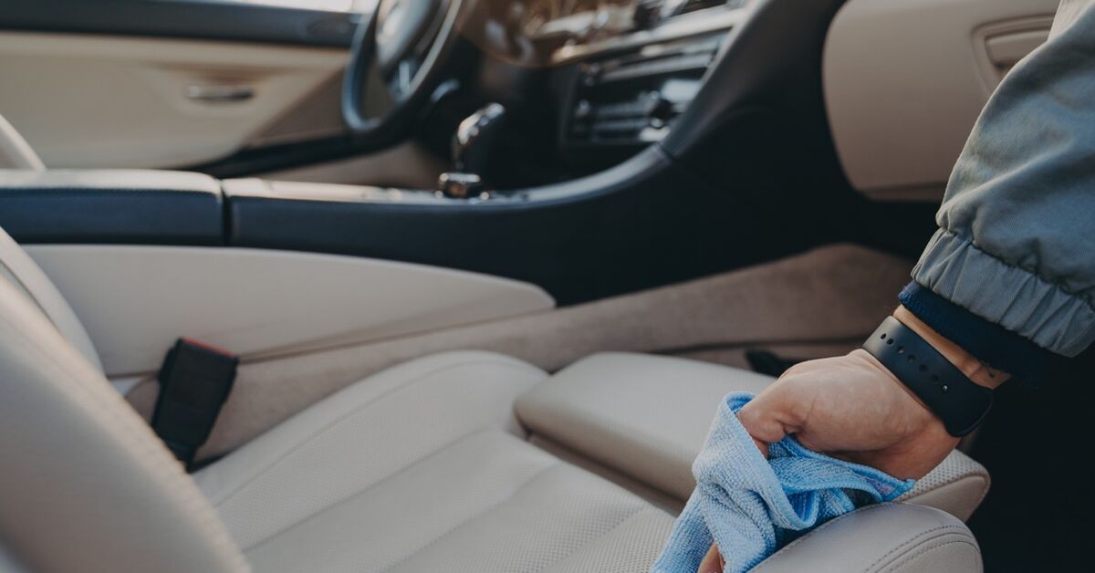 Cum cureți tapițeria auto fără riscuri: ghid practic pentru scaune impecabile