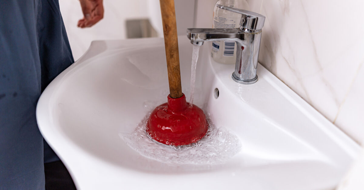 Plunger tool for clearing drain blockages